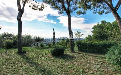 VILLA QUADRIFAMILIARE IMMERSA NEL VERDE