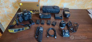 Nikon D850 con accessori vari