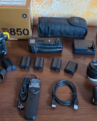 Nikon D850 con accessori vari