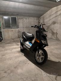 Aprilia SR 50 max biaggi cesterfield