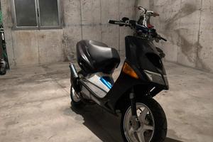 Aprilia SR 50 max biaggi cesterfield