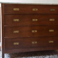 Vecchia credenza con ripiano in marmo