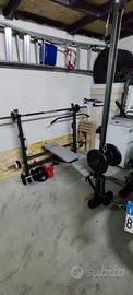 attrezzo con panca per palestra