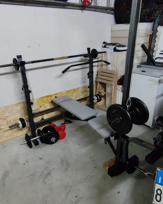 attrezzo con panca per palestra