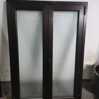 Finestra in alluminio a due ante apribili 