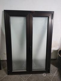 Finestra in alluminio a due ante apribili 