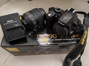 Macchina fotografica Nikon con obettivi