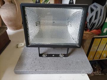 Faro alogeno per esterni 