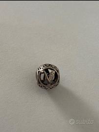 Charm lettera V pandora
