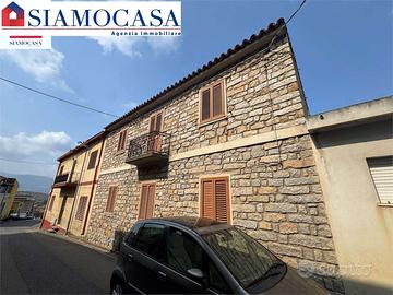 Casa di 200 mq con ampio giardino e posti auto