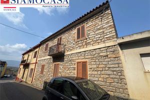 Casa di 200 mq con ampio giardino e posti auto