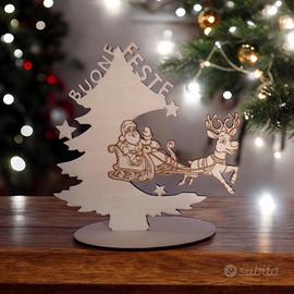 albero natalizio con slitta di babbo natale 