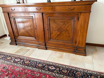 Credenza massiccia con 2 ante e 3 cassetti.