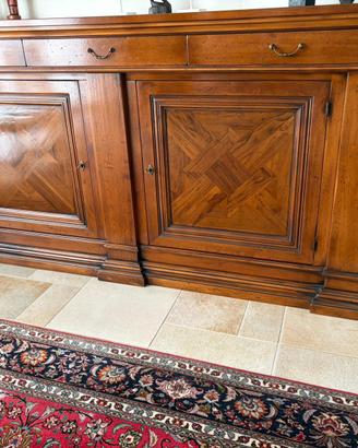 Credenza massiccia con 2 ante e 3 cassetti.