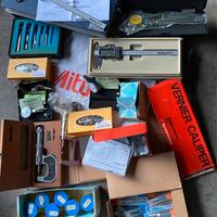 Serie di attrezzature professionali di misura.