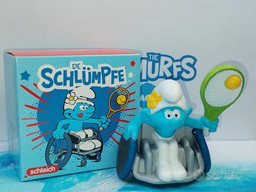 Puffi Vanitoso in sedia a rotelle che gioca a tenn