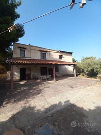 Casa di campagna panoramica con terreno e uliveto