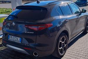 Stelvio Q4 2200 cc 210 cv