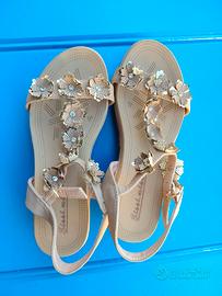 Sandali beige con fiori e strass