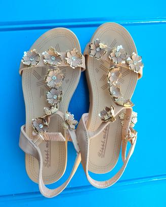 Sandali beige con fiori e strass