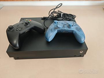 Xbox one x con due controlli 
