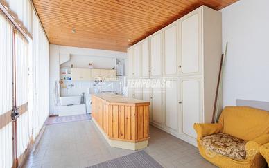 AMPIO MAGAZZINO CON APPARTAMENTO E VETRINA A COLLE