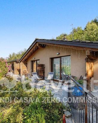 Casa indipendente di 420 m² con più di 5 locali a 