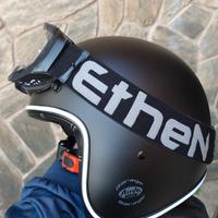 casco jet nero marca Airoh 