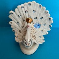 Pavone con inserti dorati ceramica di Capodimonte