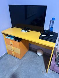 Scrivania con cassettiera