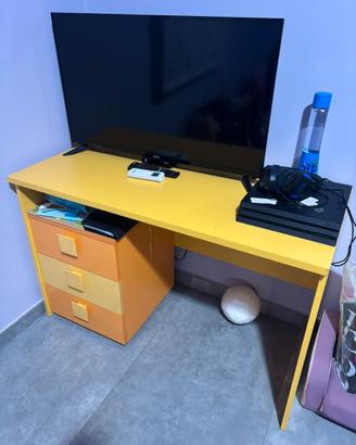 Scrivania con cassettiera
