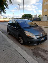 Citroen C4 Picasso con gancio di traino