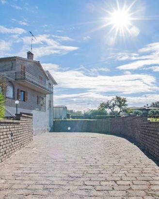 Villa di 450 m² con più di 5 locali e box auto a C