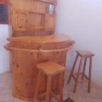 bancone  bar con parete in legno massiccio 