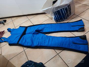 Tuta e scarponi da sci