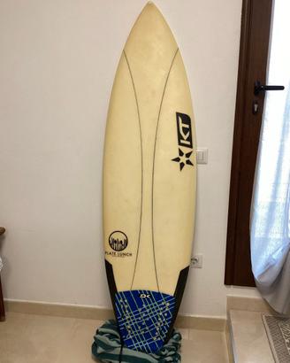 Tavola surf shortboard con pinne e sacca