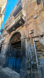 AD. Via dei Tribunali 2 vani e servizio