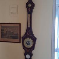 Barometro in legno scuro