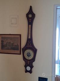 Barometro in legno scuro