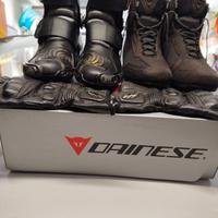 Stivaletti e guanti moto