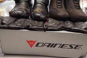 Stivaletti e guanti moto