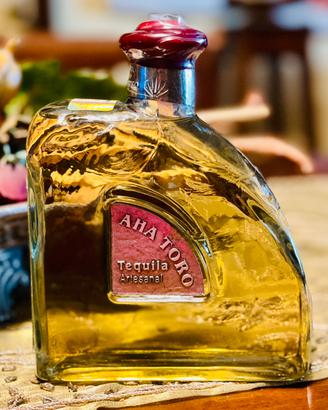 Bottiglia Aha Toro tequila reposado artesanal