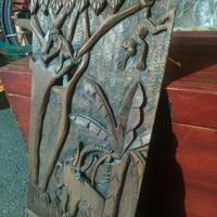 Pannello decorativo in legno intagliato a man