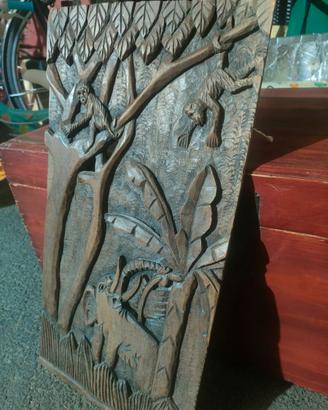 Pannello decorativo in legno intagliato a man