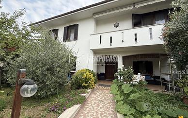 RIF. 051 - VILLA SINGOLA CON GIARDINO E BOX DI PRO
