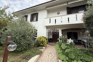 RIF. 051 - VILLA SINGOLA CON GIARDINO E BOX DI PRO