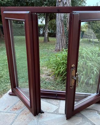finestra a due ante in legno douglas