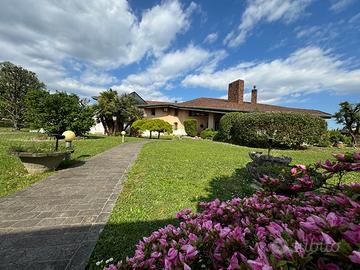 Villa signorile con ampio girdino