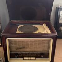 Radio vintage e macchina fotografica