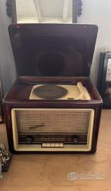 Radio vintage e macchina fotografica